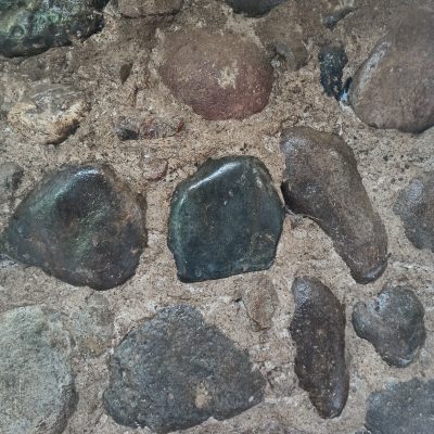 Construcción mixta con piedras de rio