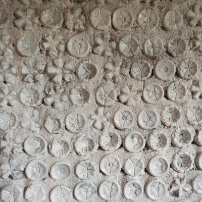 Construcción mixta con botella de plástico