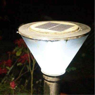 Lámpara con panel solar